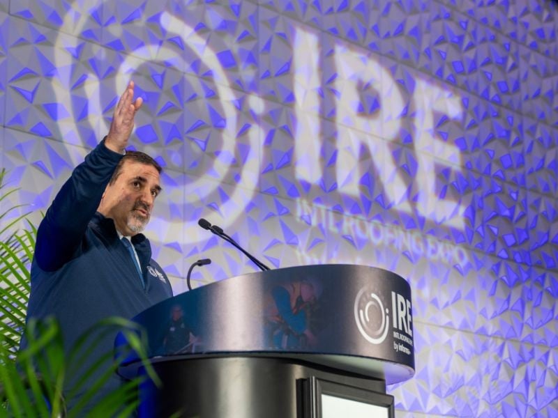 CRE27ROF-Rich-On-Stage-800x600-Gallery